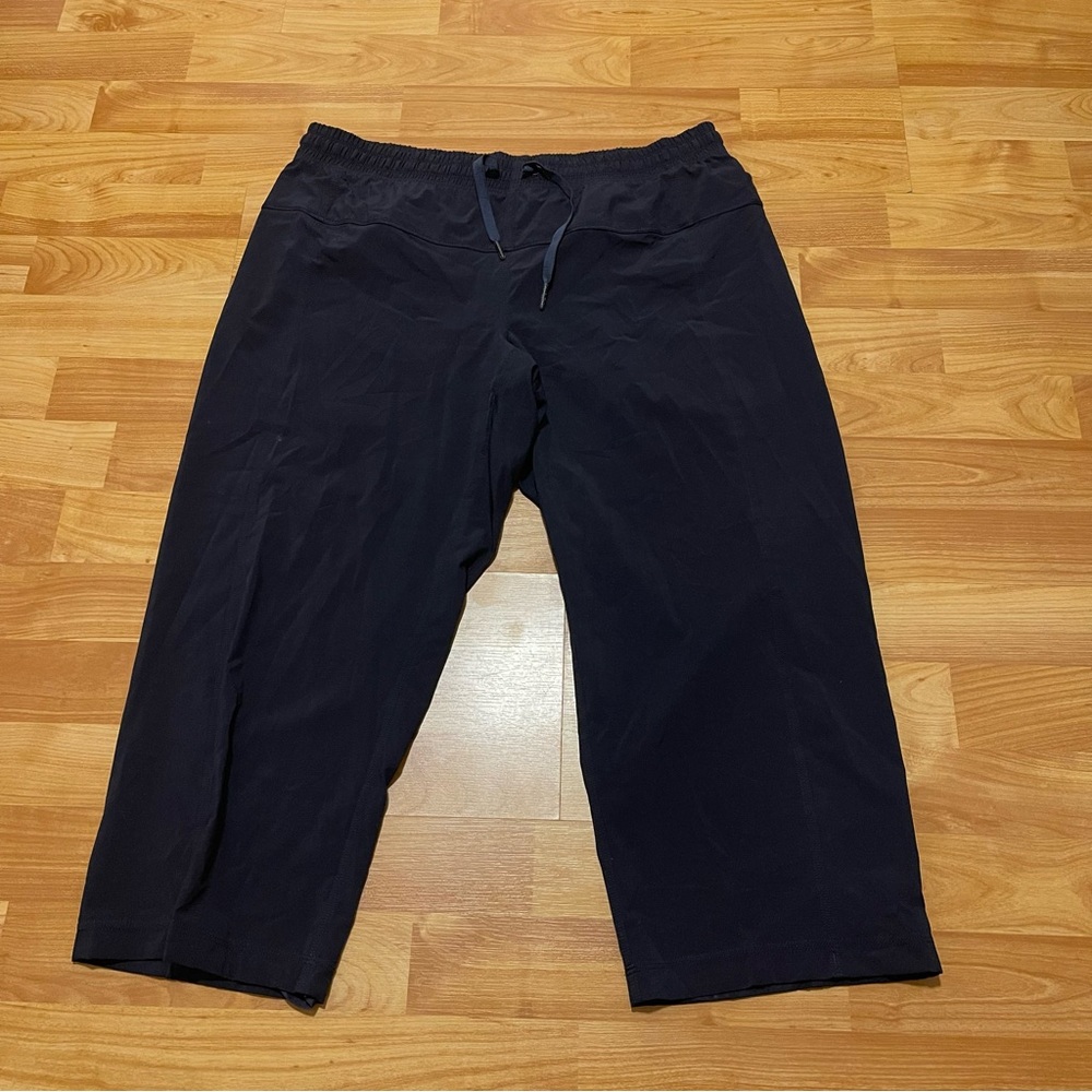 Lululemon Black Pull On Capris With Cinchable Leg Detail